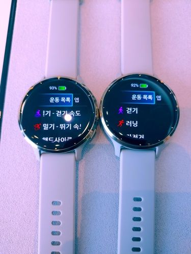 휠체어 모드를 적용한 '베뉴 3' 제품(왼쪽)과 일반 모드를 적용한 '베뉴 3' 제품 모습. [사진=권용삼 기자]