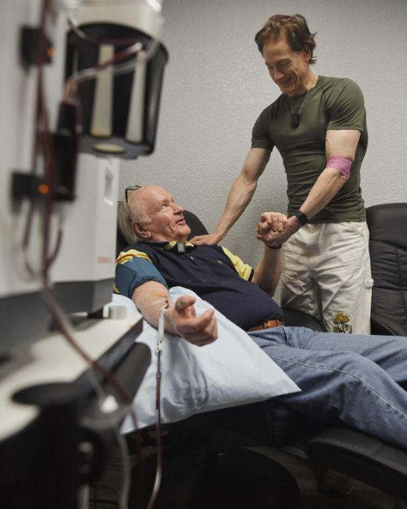 미국의 괴짜 백만장자 브라이언 존슨이 자신의 피를 아버지에게 수혈한 결과, 아버지의 신체 나이가 25년 젊어졌다고 주장했다. [사진=브라이언 존슨 인스타그램]