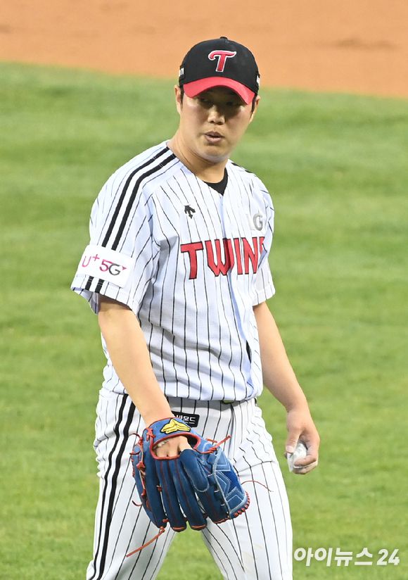 KBO는 30일 올 시즌 LG 트윈스에서 뛴 좌완 함덕주에 대해 MLB 사무국이 신분조회를 요청했다고 밝혔다. 함덕주는 시즌 종료 후 FA 자격을 얻었다. [사진=정소희 기자]