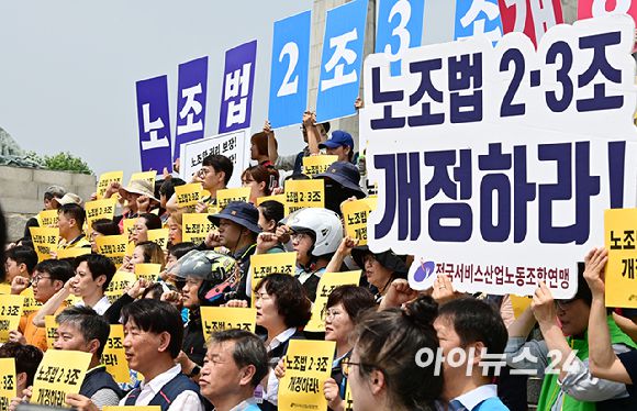 서울 여의도 국회 본관 앞에서 열린 노조법 2·3조 개정 촉구! 서비스산업 하청·간접고용·특수고용 노동자 기자회견에서 노동자들이 구호를 외치고 있다. [사진=곽영래 기자]