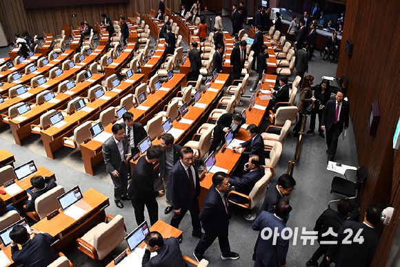 국민의힘 의원들이 지난달 9일 오후 서울 여의도 국회에서 열린 본희의에서 노란봉투법과 방송3법이 본회의 안건으로 상정되자 퇴장하고 있다. [사진=곽영래 기자]