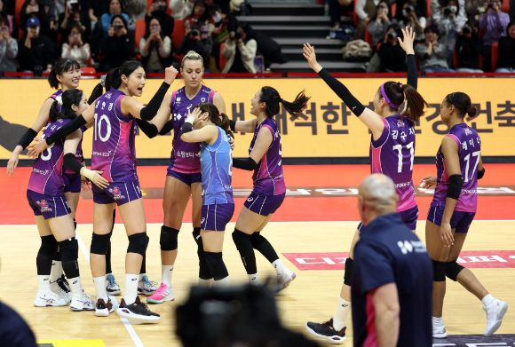 흥국생명 선수들이 1일 열린 페퍼저축은행과 원정 경기에서 세트 스코어 3-2 승리를 확정하는 순간 환호하고 있다. [사진=발리볼코리아닷컴]