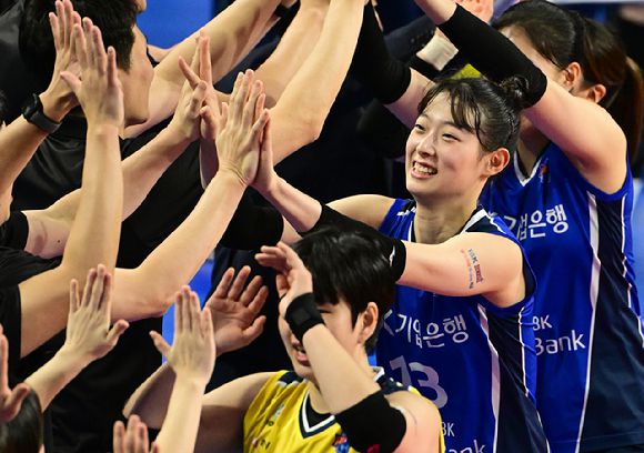 IBK기업은행 최정민이 6일 열린 GS칼텍스와 홈 경기에서 승리를 거둔 뒤 팀 동료들과 함께 손바닥을 부딪히며 세리머니하고 있다. [사진=한국배구연맹(KOVO)]