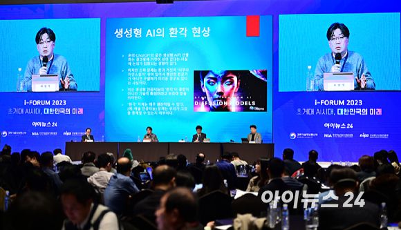 '챗GPT' 등장과 함께 AI 시대가 성큼 다가온 가운데 관련 산업의 현재와 미래를 살펴볼 수 있는 '아이포럼 2023'이 '초거대 AI 시대, 대한민국의 미래'라는 주제로 6일 서울 용산구 드래곤시티 호텔 3층 한라홀에서 열렸다. (좌측부터) 좌장을 맡은 김준경 KDI 국제정책대학원 명예교수 겸 전 한국개발연구원(KDI) 원장, 이상욱 유네스코 세계과학윤리위원회 부위원장 겸 한양대학교 철학과 교수, 고상원 정보통신정책연구원(KISDI) 선임연구위원, 김준범 네이버클라우드 상무가 좌담회를 진행하고 있다. [사진=곽영래 기자]