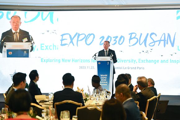 2030세계박람회(엑스포) 개최지 선정 투표를 앞두고 파리를 방문한 정의선 현대차그룹 회장이 지난달 23일(현지시간) 파리 시내 한 호텔에서 열린 국제박람회기구(BIE) 대표 교섭 만찬에서 건배사를 하고 있다.  [사진=대통령실]