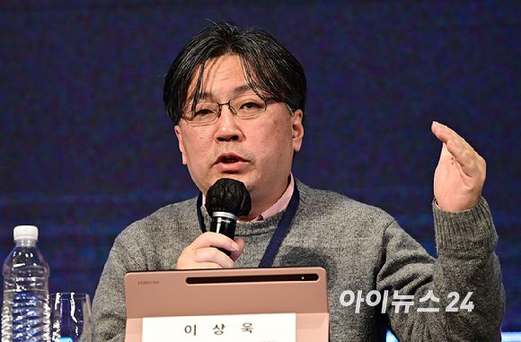 '챗GPT' 등장과 함께 AI 시대가 성큼 다가온 가운데 관련 산업의 현재와 미래를 살펴볼 수 있는 '아이포럼 2023'이 '초거대 AI 시대, 대한민국의 미래'라는 주제로 6일 서울 용산구 드래곤시티 호텔 3층 한라홀에서에서 열렸다. 이상욱 유네스코 세계과학윤리위원회 부위원장 겸 한양대학교 철학과 교수가 좌담회를 진행하고 있다. [사진=곽영래 기자]