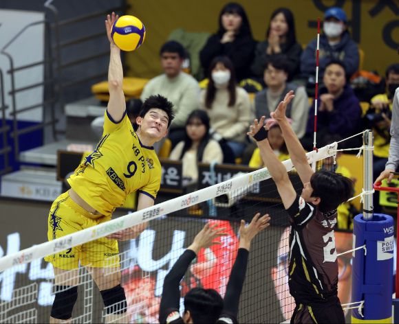 KB손해보험 홍상혁(왼쪽)이 6일 열린 OK금융그룹과 홈 경기 도중 스파이크를 시도하고 있다. [사진=발리볼코리아닷컴]