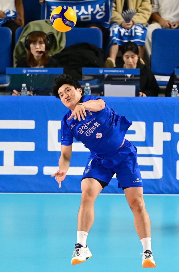 삼성화재 세터 이재현이 1일 열린 현대캐피탈과 홈 경기 도중 서브를 넣고 있다. [사진=한국배구연맹(KOVO)]