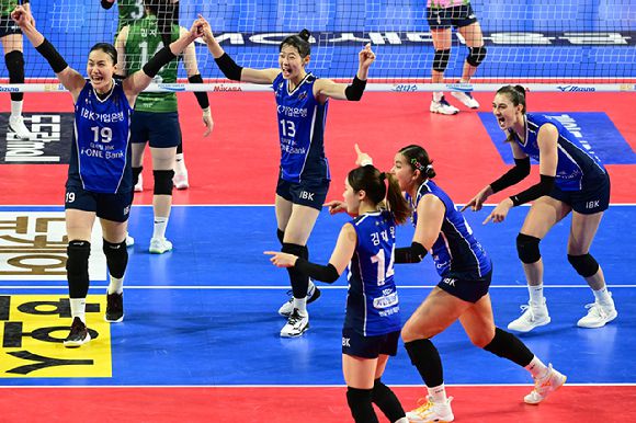 IBK기업은행 선수들이 6일 열린 GS칼텍스와 홈 경기에서 세트 스코어 3-1 승리를 확정하자 환호하고 있다. [사진=한국배구연맹(KOVO)]