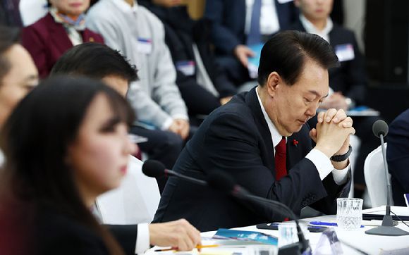 윤석열 대통령이 6일 부산 동구 부산항국제전시컨벤션센터에서 열린 '부산시민의 꿈과 도전' 격려 간담회에서 잠시 생각에 잠겨 있다. 2023.12.06. [사진=뉴시스]