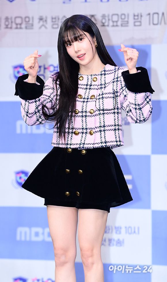 '비결은 극단적으로 작은 얼굴' 가수 권은비가 5일 오후 서울 마포구 상암동 MBC 골든마우스홀에서 열린 MBC 새 예능프로그램 '솔로동창회 학연' 제작발표회에 참석하고 있다. [사진=정소희 기자]