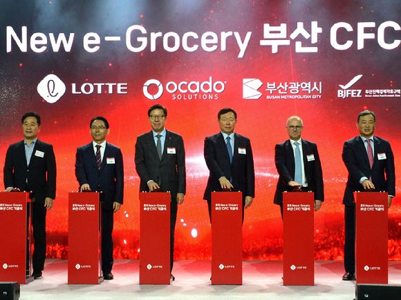 롯데쇼핑은 5일 부산 강서구 국제산업물류도시에서 오카도 플랫폼이 적용된 첫번째 고객 풀필먼트 센터(CFC) 기공실을 열었다. 김형찬 부산 강서구청장, 김기영 부산진해경제자유구역청장, 박형준 부산시장, 신동빈 롯데그룹 회장, 팀 슈타이너(Tim Steiner) 오카도 그룹 CEO, 김상현 롯데쇼핑 대표이사(왼쪽부터)가 기념촬영을 하고 있다. [사진=롯데쇼핑]