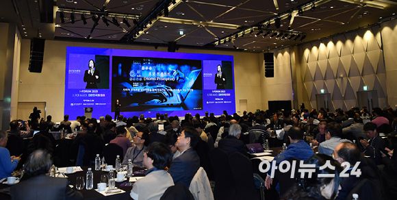 6일 서울 용산구 드래곤시티 호텔 3층 한라홀에서 열린 '아이포럼 2023'에서 이향은 LG전자 생활가전&공조(H&A)사업본부 고객경험(CX) 상무가 강연을 하고 있다. [사진=곽영래 기자]