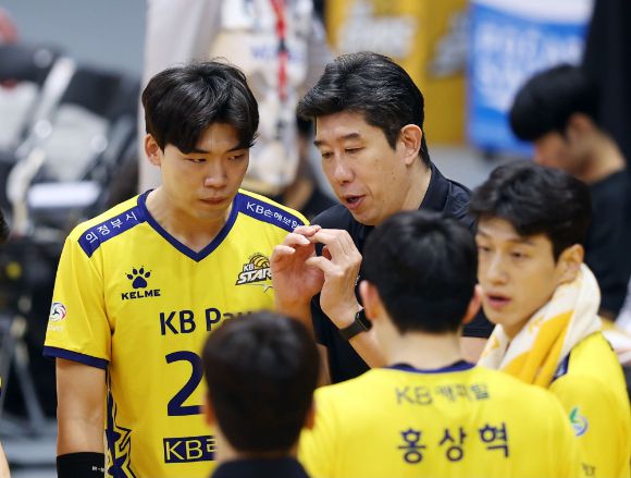 후인정 KB손해보험 감독이 6일 열린 OK금융그룹과 홈 경기 타임아웃 도중 미들 블로커 한국민에게 작전 지시를 하고 있다. [사진=발리볼코리아닷컴]