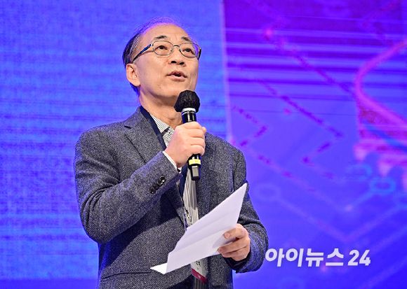 '제4회 아이뉴스24 D·N·A 혁신상' 시상식이 6일 서울 용산구 드래곤시티 호텔 2층 그랜드볼룸에서 열린 가운데 이민석 심사위원장이 인사말을 하고 있다. [사진=곽영래 기자]