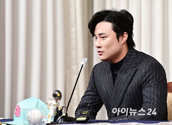 메이저리그(MLB) 샌디에이고 파드리스 파드리스 김하성이 20일 오전 서울 강남구 리베라 호텔에서 열린 골든글러브 수상 공식 기자회견에서 질문에 답변하고 있다. [사진=곽영래 기자]