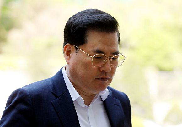 유동규 전 성남도시개발공사 본부장이 지난 4일 오전 서울 서초구 서울중앙지방법원에서 열린 대장동 개발 배임 혐의 관련 공판에 출석하고 있다. [사진=뉴시스]