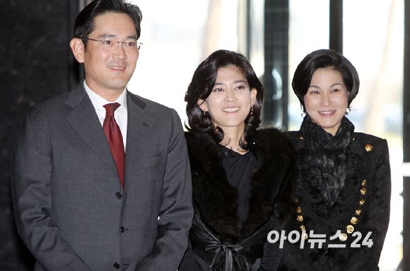 서울 장충동 신라호텔에서 열린 '2011년 삼성그룹 시무식'에 참석한 고 이건희(오른쪽) 선대회장과 이재용(오른쪽부터) 회장, 이부진 사장, 이서현 이사장 모습.[사진=아이뉴스24 DB]