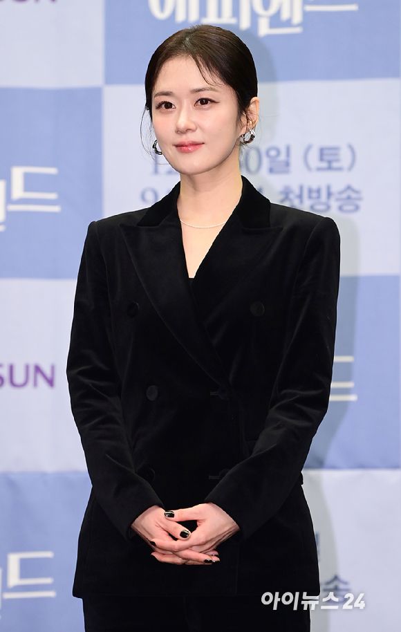 '성숙한 스타일링에도 귀여운 얼굴' 배우 장나라가 21일 오전 서울 상암동 스탠포드 호텔에서 진행된 TV CHOSUN 주말미니시리즈 '나의 해피엔드' 제작발표회에 참석하고 있다. [사진=정소희 기자]