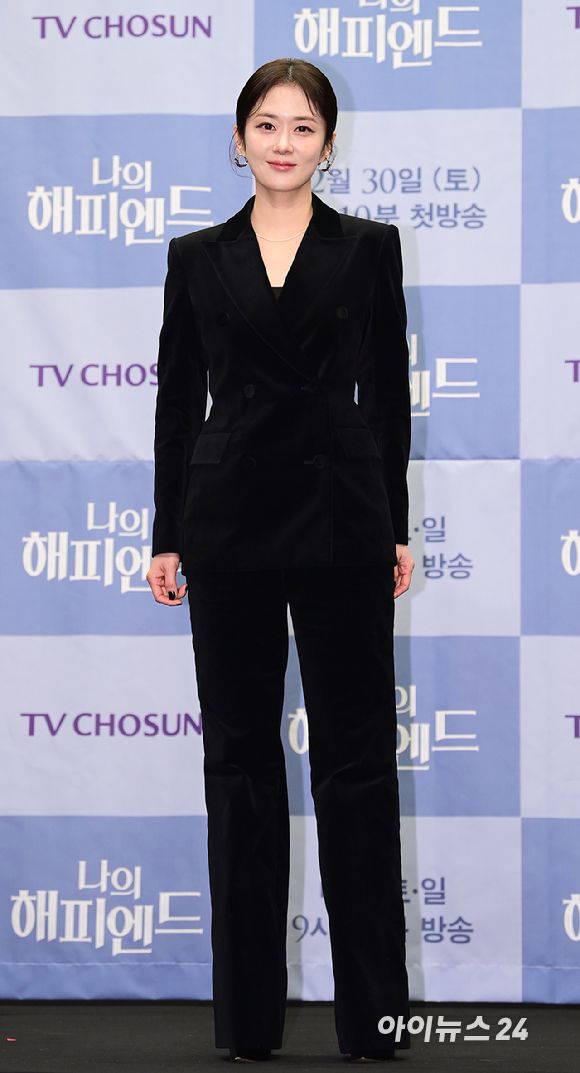 '시크한 올블랙 수트 패션' 배우 장나라가 21일 오전 서울 상암동 스탠포드 호텔에서 진행된 TV CHOSUN 주말미니시리즈 '나의 해피엔드' 제작발표회에 참석하고 있다. [사진=정소희 기자]