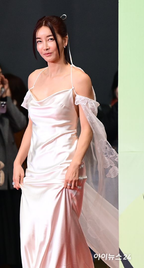 '예능 여신 등장' 배우 진서연이 23일 오후 서울시 영등포구 여의도 KBS 신관 웨딩홀에서 진행된 '2023 KBS 연예대상' 레드카펫 행사에 참석하고 있다. [사진=정소희 기자]