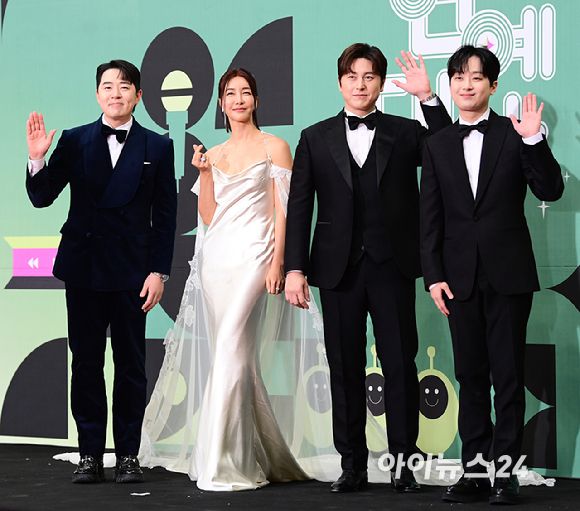 '편스토랑 가족들과 함께' 23일 오후 서울시 영등포구 여의도 KBS 신관 웨딩홀에서 진행된 '2023 KBS 연예대상' 레드카펫 행사에 '편스토랑' 붐-진서연-류수영-이찬원이 참석하고 있다. [사진=정소희 기자]