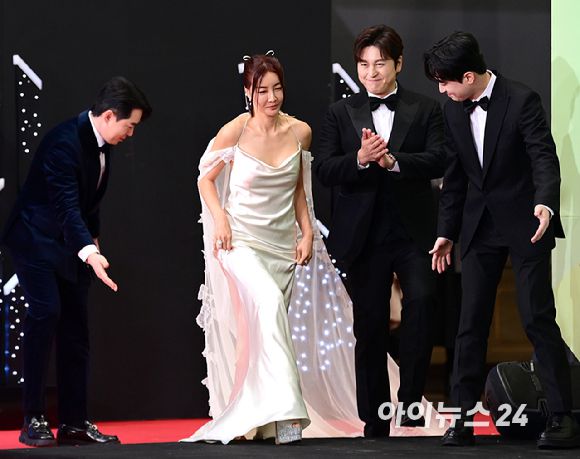 '예능 공주님 에스코트' 23일 오후 서울시 영등포구 여의도 KBS 신관 웨딩홀에서 진행된 '2023 KBS 연예대상' 레드카펫 행사에 '편스토랑' 붐-진서연-류수영-이찬원이 참석하고 있다. [사진=정소희 기자]