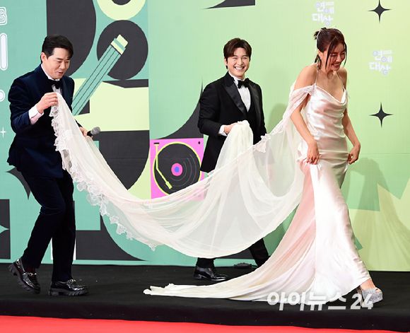 '퇴장까지 유쾌하게' 23일 오후 서울시 영등포구 여의도 KBS 신관 웨딩홀에서 진행된 '2023 KBS 연예대상' 레드카펫 행사에 '편스토랑' 붐-류수영-진서연이 참석하고 있다. [사진=정소희 기자]