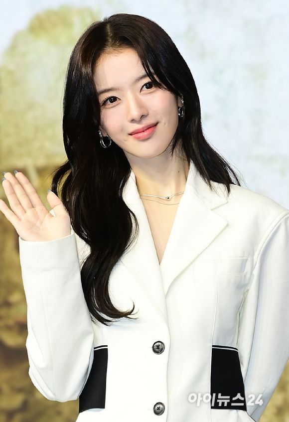 '클로즈업 부르는 보조개 미녀' 배우 노정의가 16일 서울 종로구 JW메리어트 동대문스퀘어서울에서 열린 넷플릭스 영화 '황야'(감독 허명행) 제작보고회에 참석하고 있다. [사진=정소희 기자]