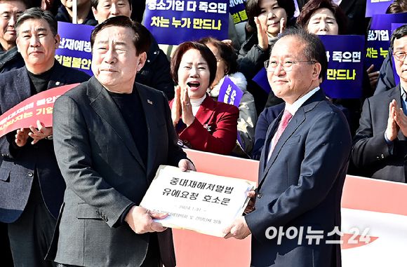 김기문 중소기업중앙회장이 지난달 31일 서울 여의도 국회에서 중대재해처벌법 유예 불발 규탄 대회에서 윤재옥 국민의힘 원내대표에게 중대재해처벌법 유예요청 호소문을 전달하고 있다. [사진=곽영래 기자]