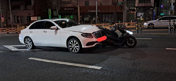 만취한 20대 벤츠 운전자가 사망 사고를 내고도 구호 조치를 제대로 하지 않은 채 강아지만 끌어안고 있었다는 목격담이 공개되면서 누리꾼들이 분노하고 있다. 사진은 사고난 벤츠 차량과 오토바이의 모습 .[사진=온라인커뮤니티 갈무리]