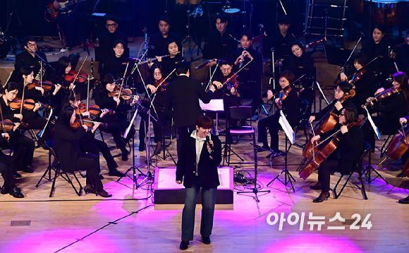 가수 산들이 23일 오후 서울 노원구 광운대학교 동해문화예술관에서 열린 '뮤지컬·OST 콘서트-봄이 오는 소리'에서 무대를 선보이고 있다. [사진=곽영래 기자]