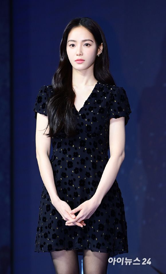 '살아있는 인형' 배우 홍수주가 26일 오전 서울 종로구 JW 메리어트 동대문 스퀘어 서울에서 열린 디즈니+ 오리지널 시리즈 '로얄로더' 제작발표회에 참석하고 있다. [사진=정소희 기자]