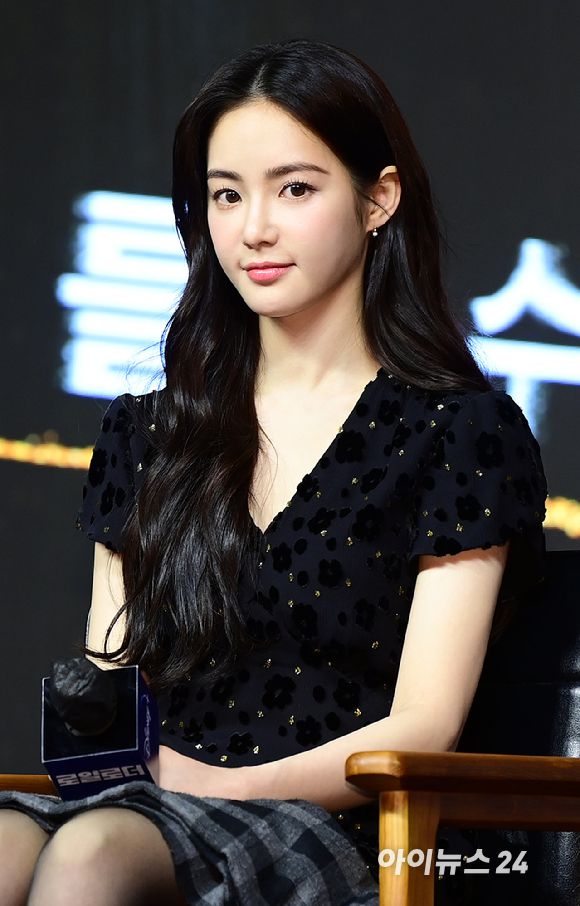 '넋 놓고 보게 되는 얼굴' 배우 홍수주가 26일 오전 서울 종로구 JW 메리어트 동대문 스퀘어 서울에서 열린 디즈니+ 오리지널 시리즈 '로얄로더' 제작발표회에 참석하고 있다. [사진=정소희 기자]
