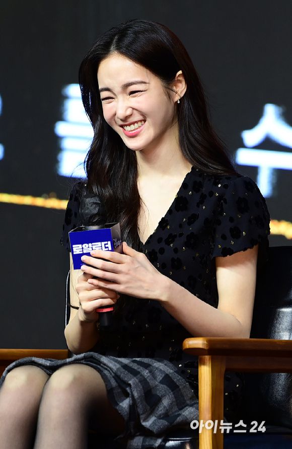'웃을 땐 반전 귀요미' 배우 홍수주가 26일 오전 서울 종로구 JW 메리어트 동대문 스퀘어 서울에서 열린 디즈니+ 오리지널 시리즈 '로얄로더' 제작발표회에 참석하고 있다. [사진=정소희 기자]