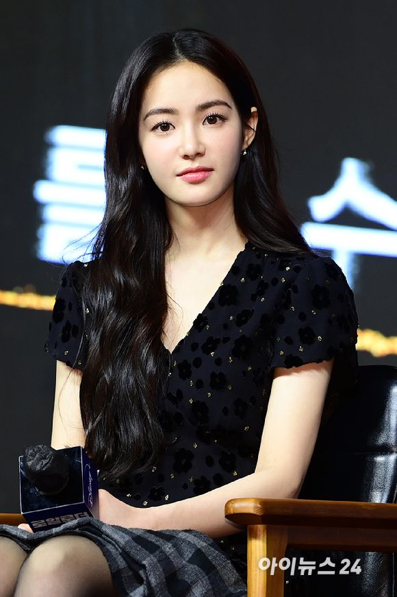 '빠져드는 동공' 배우 홍수주가 26일 오전 서울 종로구 JW 메리어트 동대문 스퀘어 서울에서 열린 디즈니+ 오리지널 시리즈 '로얄로더' 제작발표회에 참석하고 있다. [사진=정소희 기자]