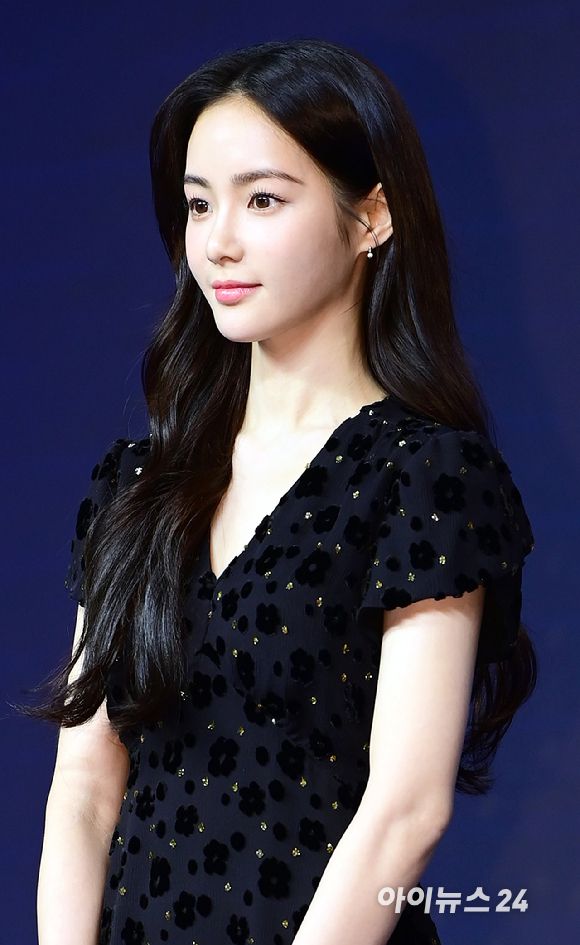 '빈틈 없는 비주얼' 배우 홍수주가 26일 오전 서울 종로구 JW 메리어트 동대문 스퀘어 서울에서 열린 디즈니+ 오리지널 시리즈 '로얄로더' 제작발표회에 참석하고 있다. [사진=정소희 기자]