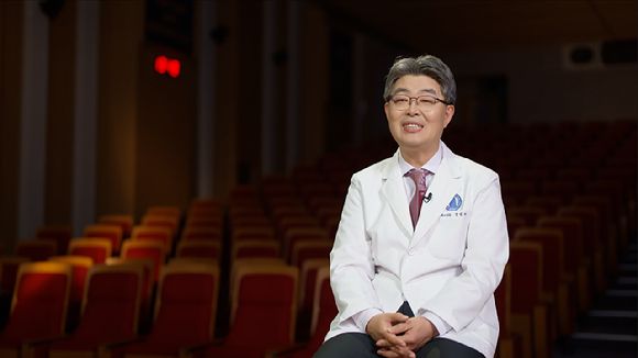 오는 22일 오후 9시 55분에 방송되는 EBS '명의' '잘 먹고, 잘 싸는 법' 편에서는 신성재 교수와 함께 쉽게 말하기 힘든 배변의 고통으로 일상을 위협받는 병, 과민성 대장 증후군과 염증성 장 질환을 치료하고, 대장 건강을 되찾는 법을 알아본다. [사진=EBS]