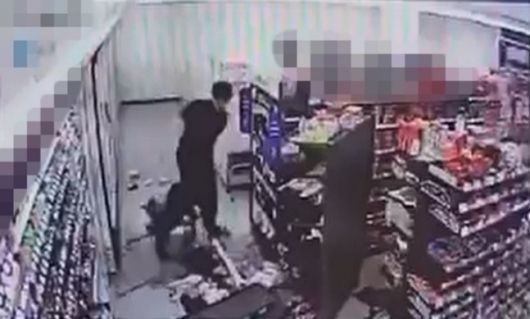 '머리가 짧다'며 편의점 아르바이트생 여성을 폭행한 남성의 가족이 "여성 혐오 범죄가 아니다"라고 주장했다. 사진은 사건 당시 CCTV 화면. [사진=뉴시스]