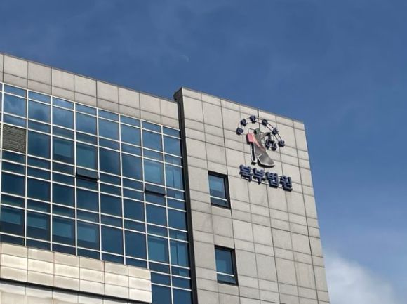 용돈을 주지 않는다는 이유로 어머니를 흉기로 찔러 살해하려 한 20대 남성이 징역 7년을 선고받았다. 사진은 서울북부지법 전경. [사진=뉴시스]