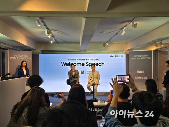 이민철(왼쪽부터) 삼성전자 MX 사업부 상무와 배태원 인텔코리아 삼성사업 총괄 부사장이 22일 서울 강남구 레어로우 청담에서 열린 '삼성 올인원 프로' 출시 기념 기자간담회에서 인사말하고 있다. [사진=김종성 기자]
