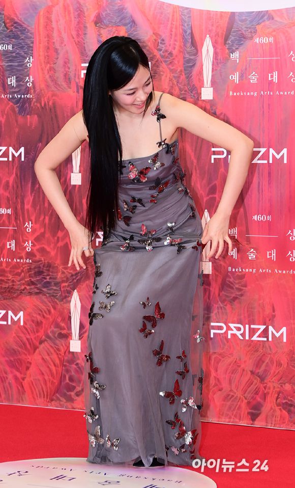 '예의바른 비비씨' 배우 김형서(비비)가 7일 오후 서울 삼성동 코엑스에서 열린 제60회 백상예술대상 시상식에 참석해 레드카펫을 밟고 있다. [사진=정소희 기자]