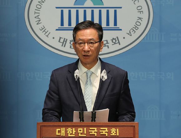 지난 20234년 6월 1일 국회 형사사법체계개혁 특별위원회 위원장을 맡았던 정성호 더불어민주당 의원이 서울 여의도 국회 소통관에서 특별위원회 활동 기간이 종료에 대해 기자회견을 하고 있는 모습. [사진=뉴시스]