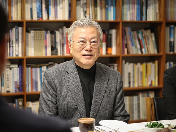 지난 2월 4일 문재인 전 대통령이 경남 양산시 평산마을 사저를 예방한 이재명 더불어민주당 대표 및 당 지도부와 오찬을 함께하며 환담하고 있는 모습. [사진=더불어민주당]