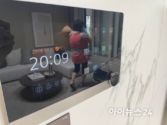 HDC현대산업개발이 24일 경기도 고양시에 '서대문센트럴아이파크' 견본주택을 열고 본격 분양에 돌입했다. 월패드에 있는 다이얼을 통해 조도를 설정할 수 있다. [사진=송대성 기자]