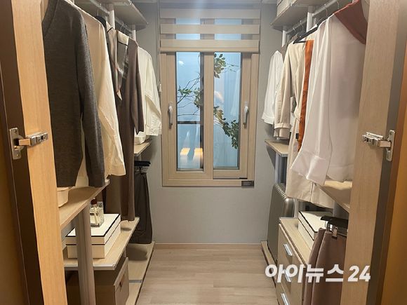 HDC현대산업개발이 24일 경기도 고양시에 '서대문센트럴아이파크' 견본주택을 열고 본격 분양에 돌입했다. 전용 84㎡ 타입의 드레스룸. [사진=송대성 기자]