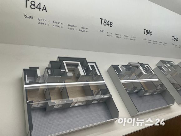 HDC현대산업개발이 24일 경기도 고양시에 '서대문센트럴아이파크' 견본주택을 열고 본격 분양에 돌입했다. 서울에서 접하긴 힘든 테라스하우스 모형도. [사진=송대성 기자]