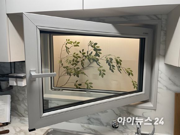 HDC현대산업개발이 24일 경기도 고양시에 '서대문센트럴아이파크' 견본주택을 열고 본격 분양에 돌입했다. 주방에는 미닫이가 아닌 환기에 용이한 큼지막한 턴앤틸트창이 시공된다. [사진=송대성 기자]