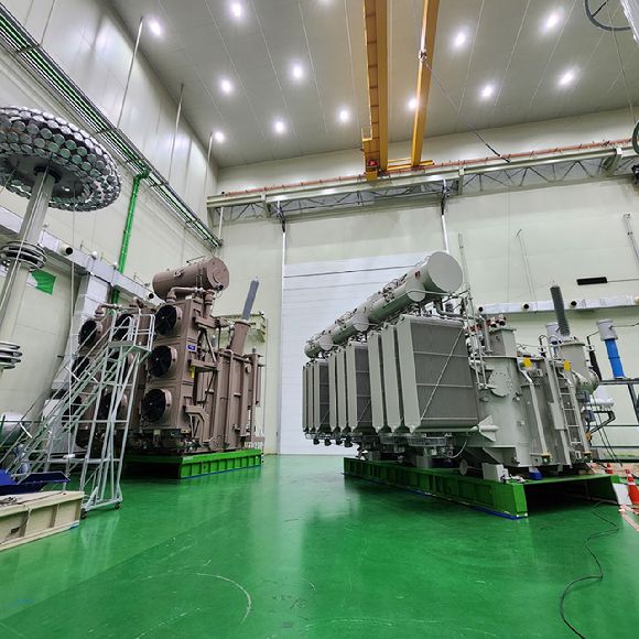 LS일렉트릭 부산사업장의 초고압변압기. [사진=LS일렉트릭]