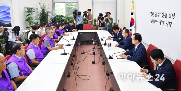 추경호 국민의힘 원내대표가 18일 오후 서울 여의도 국회에서 이태원참사 유가족협의회와 면담을 하고 있다. [사진=곽영래 기자]